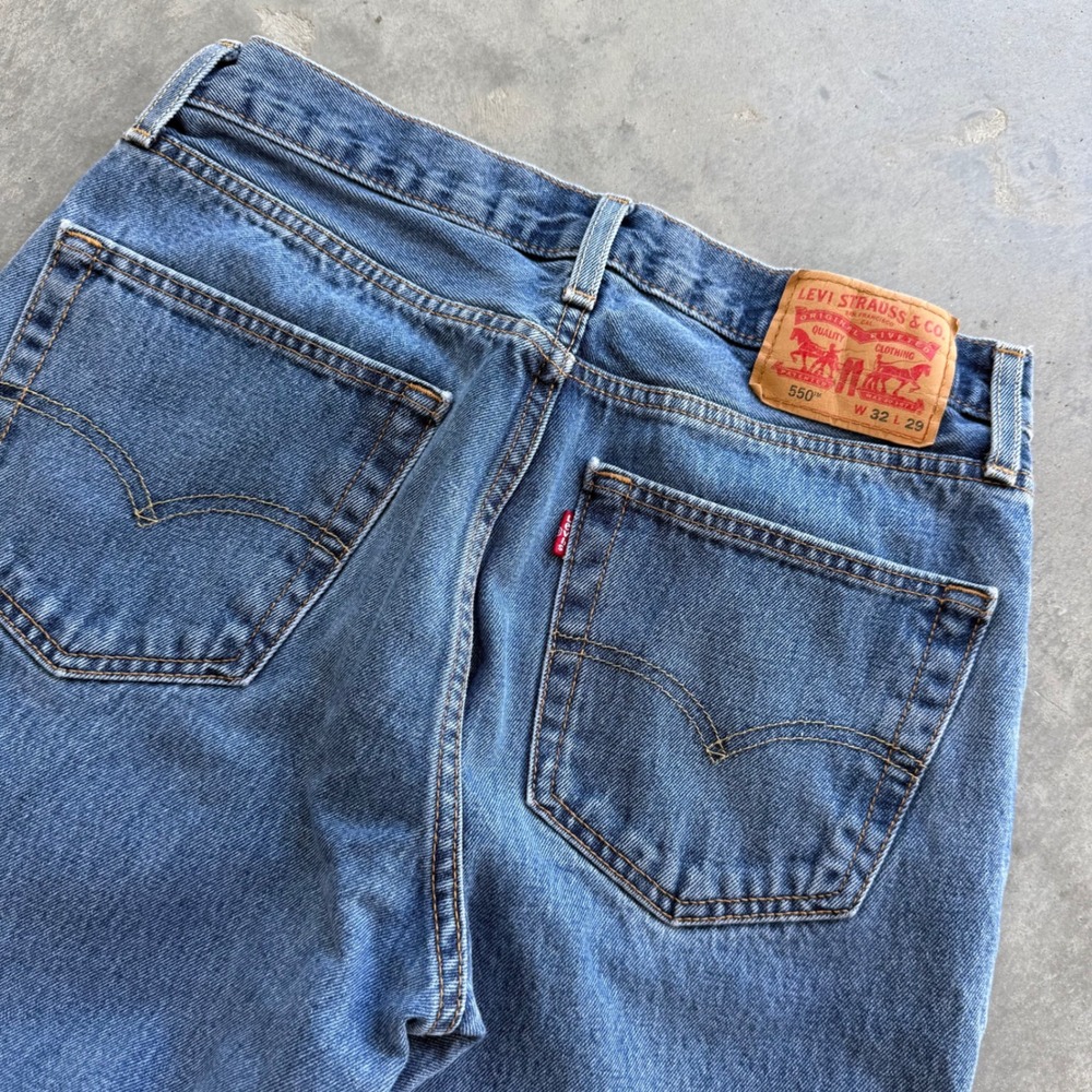 Levis 550 Relaxed Fit Tapered Leg Jeans Mens 32x29 Medium Wash Blue Denim - Picture 2 of 4